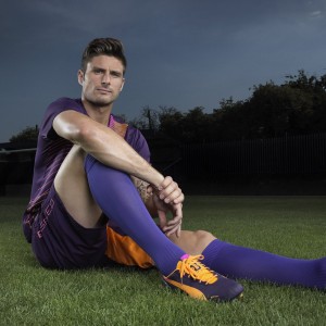 爱游戏智能体验-足球公益行走进少数民族地区传递梦想，足球公益事业