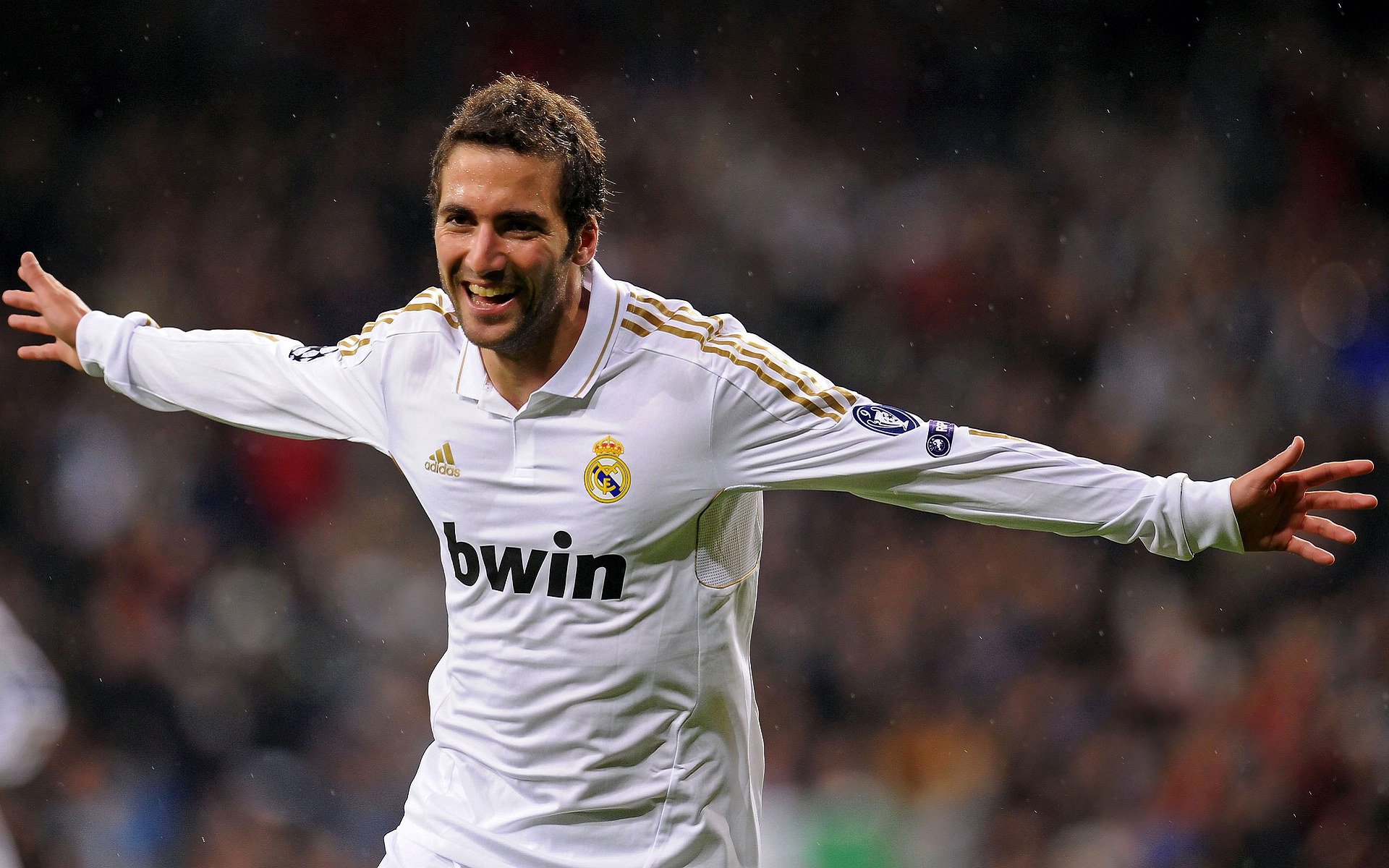 英超比赛中，精彩反击和神级扑救引发热议，英超十佳扑救