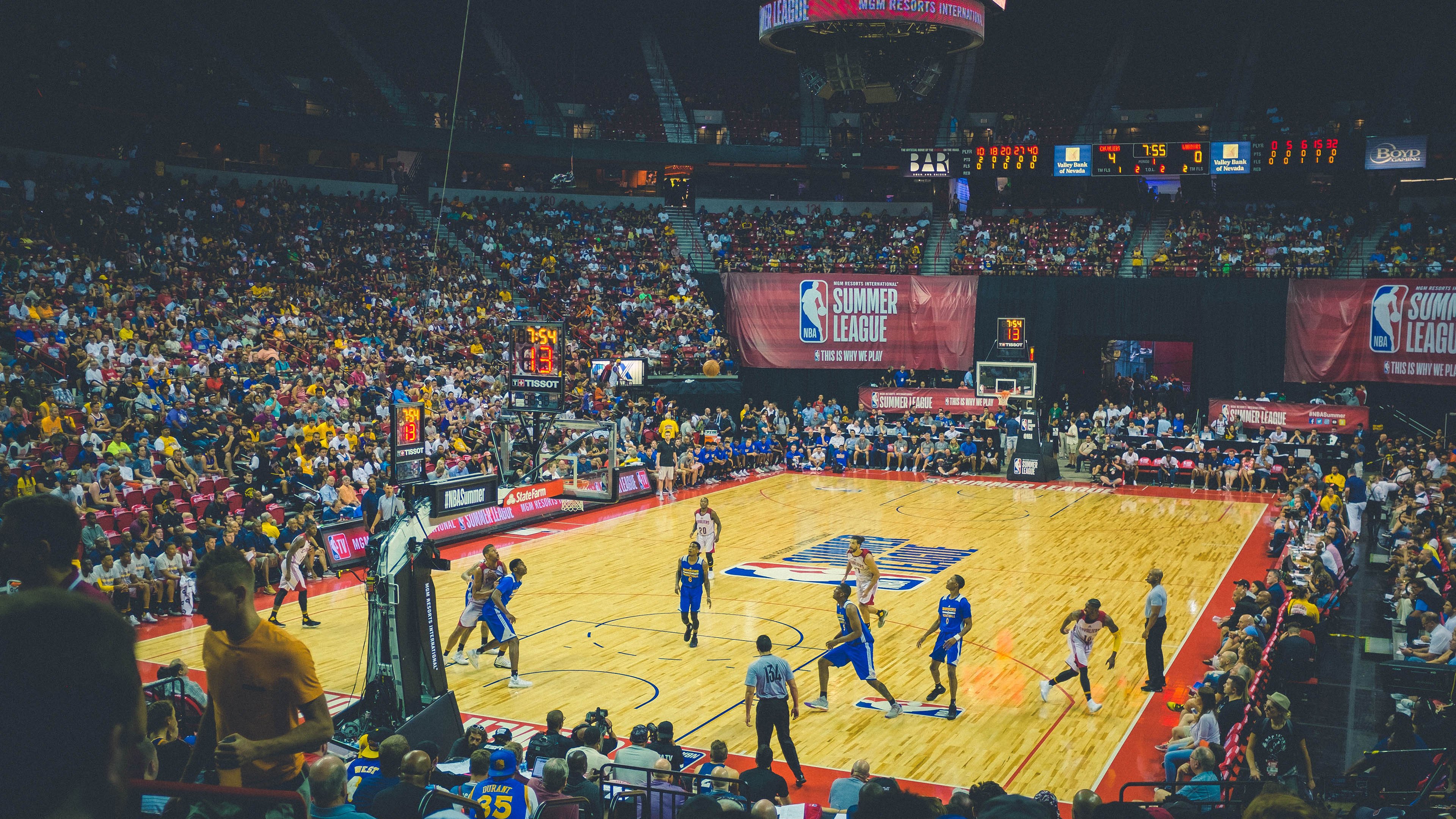 青少年极限绳索攀爬，跃上未知的高度，绳索攀登